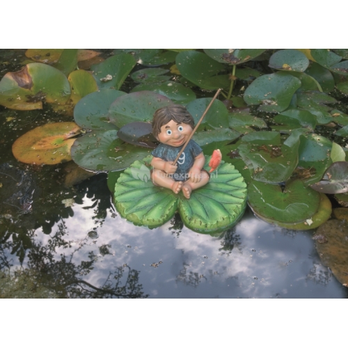 Kind zittend op een lelieblad drijffiguur