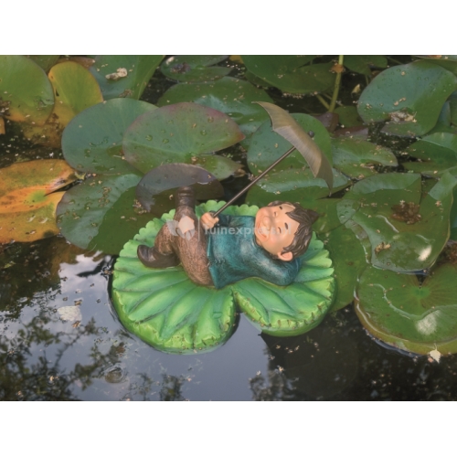 Kind met scherm op een lelieblad drijffiguur