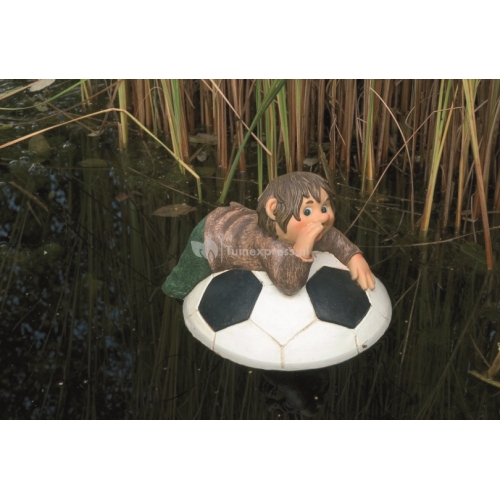Kind liggend op een voetbal drijffiguur