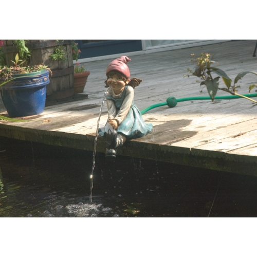 Meisje zittend spuitfiguur