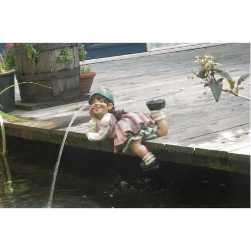 Meisje liggend spuitfiguur