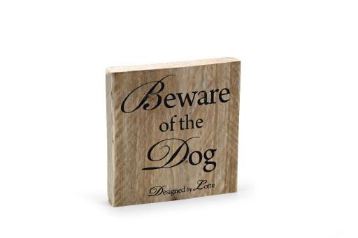 Afbeelding Designed by lotte hout beware of the dog 19,5x19,5 cm door Tuinexpress.nl