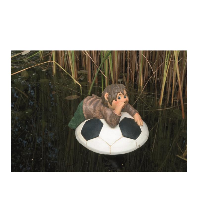 Kind liggend op een voetbal drijffiguur